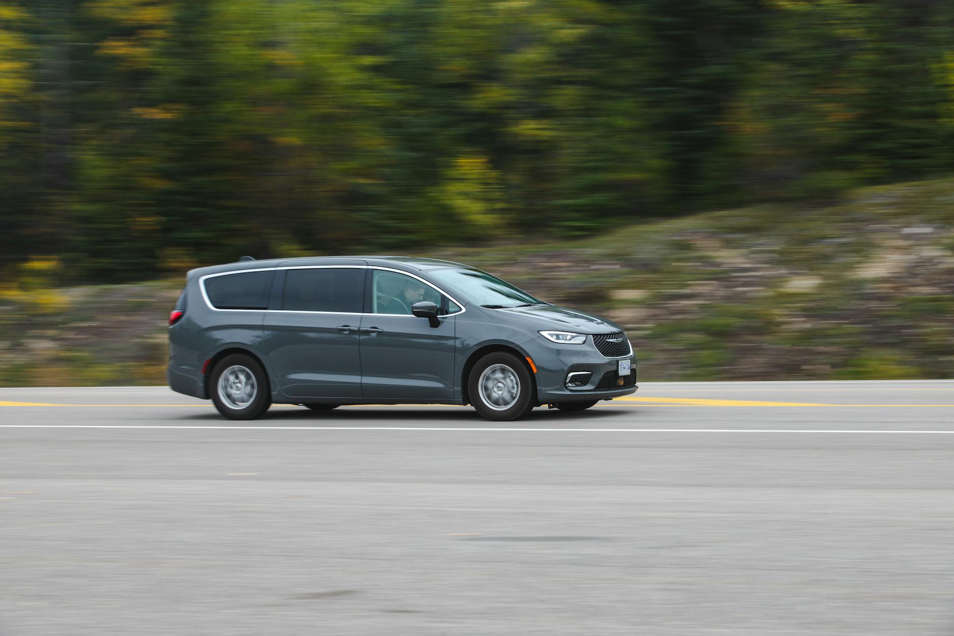 Volkswagen Caddy jako auto rodzinne: plusy, minusy i zużycie paliwa Volkswagen Caddy jedzie po malowniczej drodze wśród zieleni