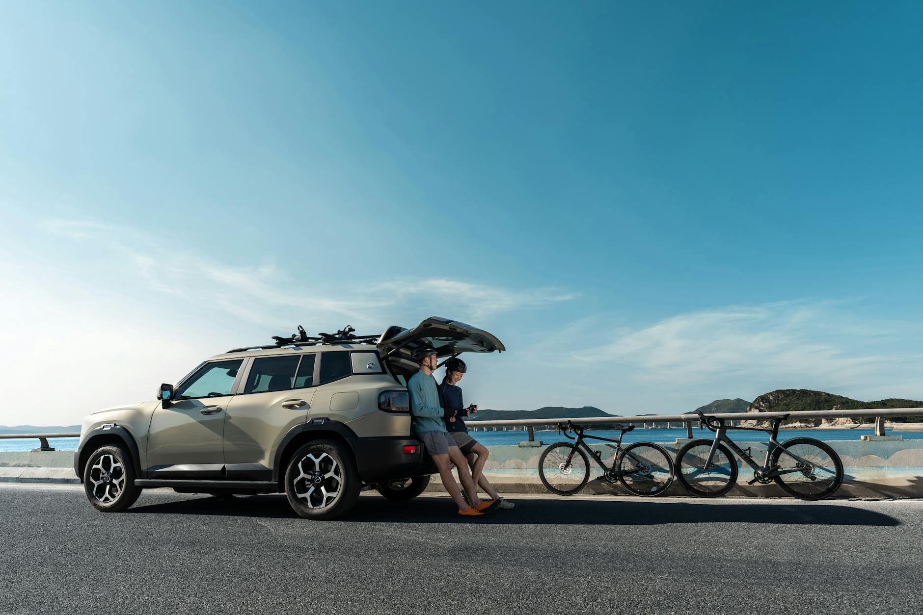 Chevrolet Captiva zaparkowany nad morzem z rowerami na bagażniku