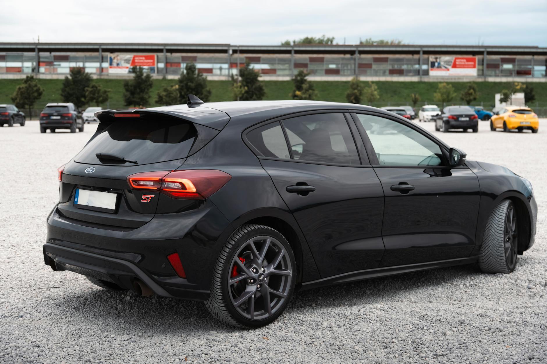 Czarne BMW serii 1 F20 zaparkowane na otwartym parkingu