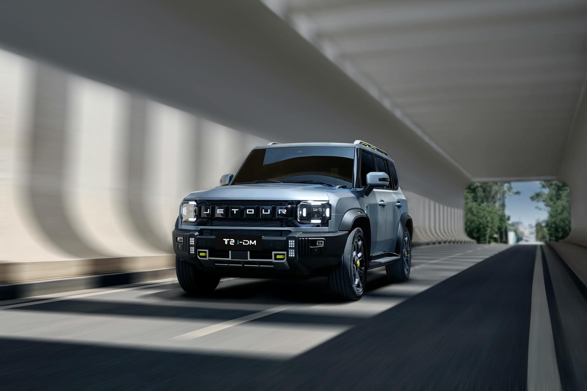 Nowoczesny SUV jedzie przez oświetlony tunel