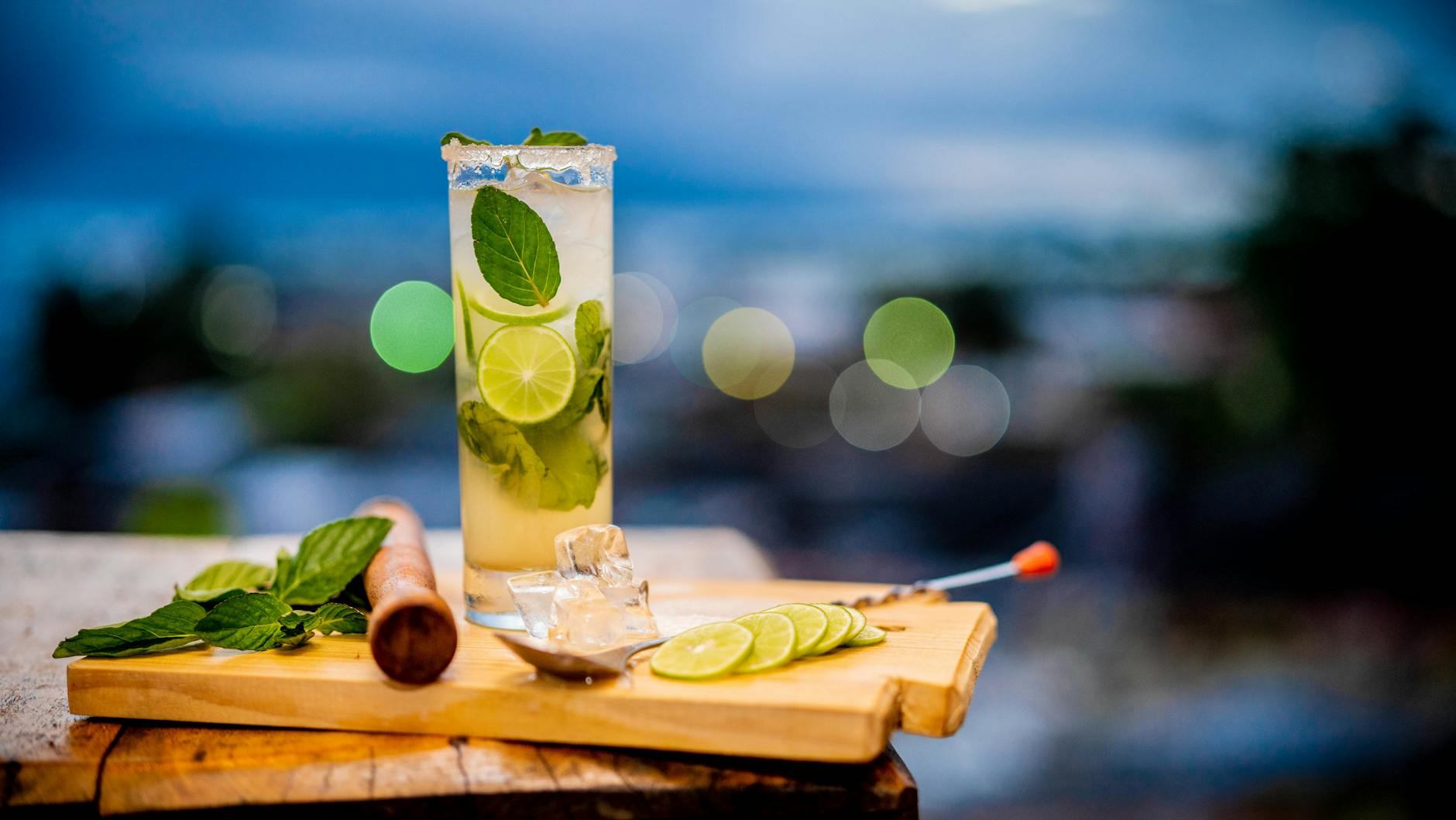 Szklanka mojito z limonką i miętą na drewnianej desce