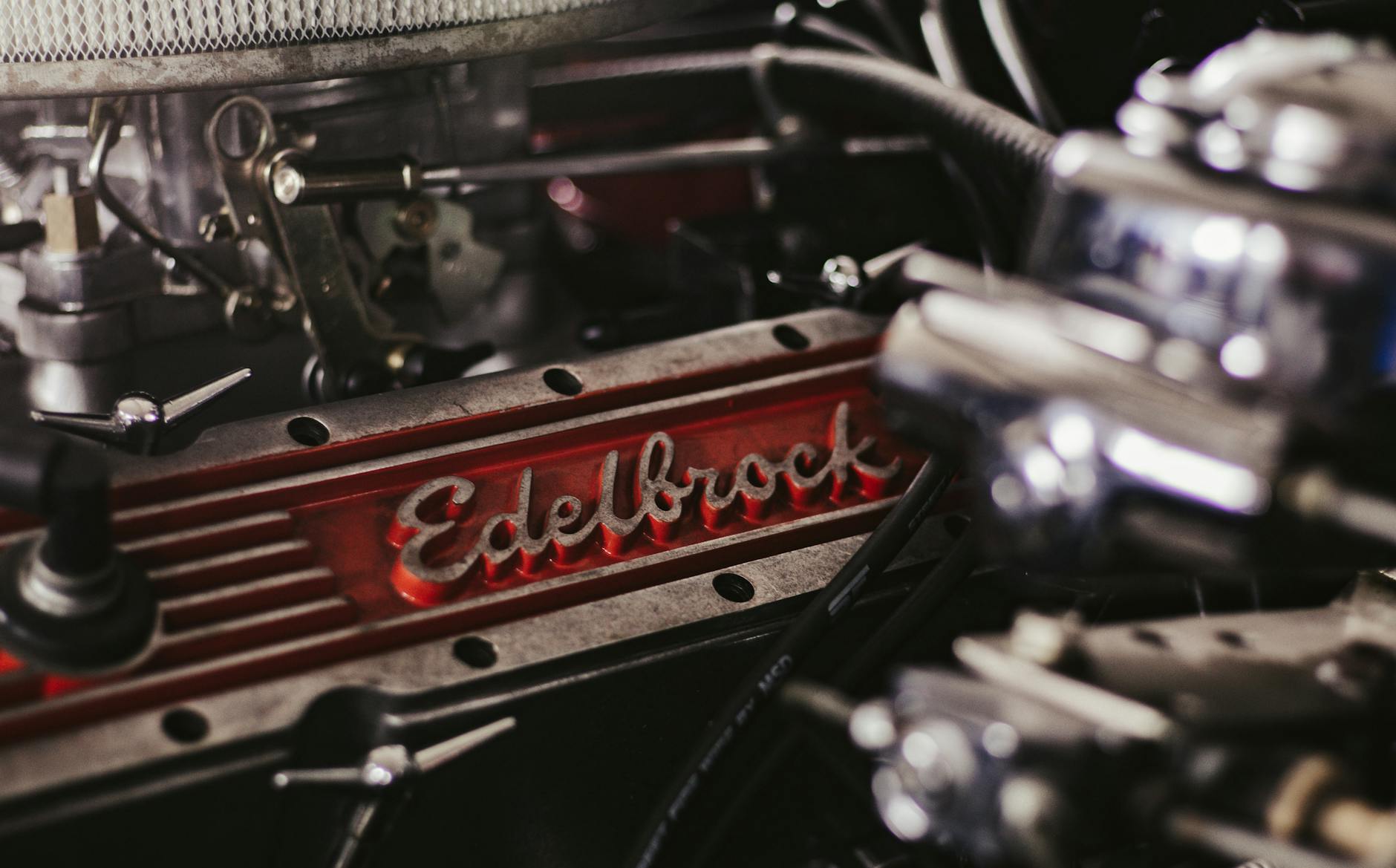 Zbliżenie na sportowy silnik samochodowy z widocznym logo Edelbrock