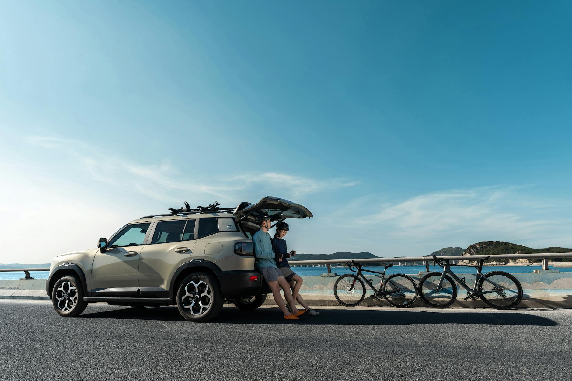 Fiat Freemont: rodzinny gigant z USA po włosku, plusy, minusy i koszty utrzymania Fiat Freemont na nadmorskiej drodze z rowerami przygotowany do podróży