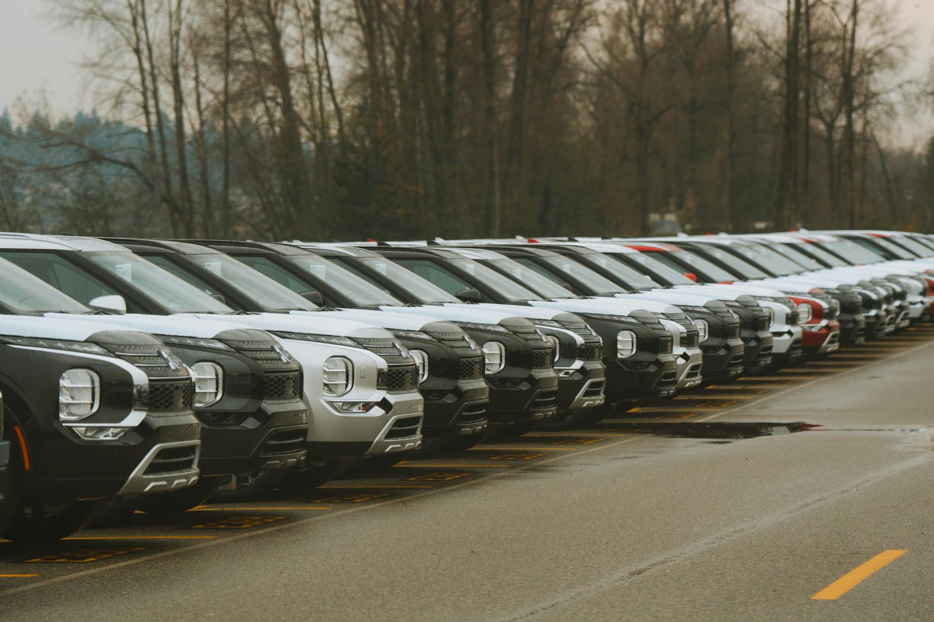 Nowe samochody Toyota stojące w rzędzie na parkingu outdoors