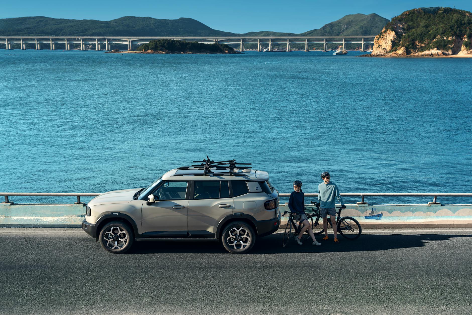 SUV nad morzem z przypiętymi rowerami na tle nadmorskiego krajobrazu