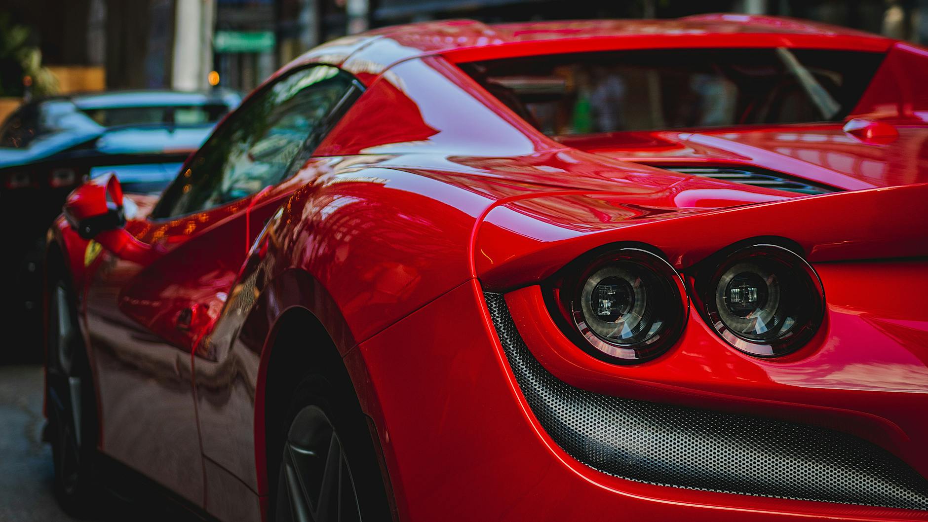 Zbliżenie czerwonego Aston Martina Vantage z błyszczącą karoserią