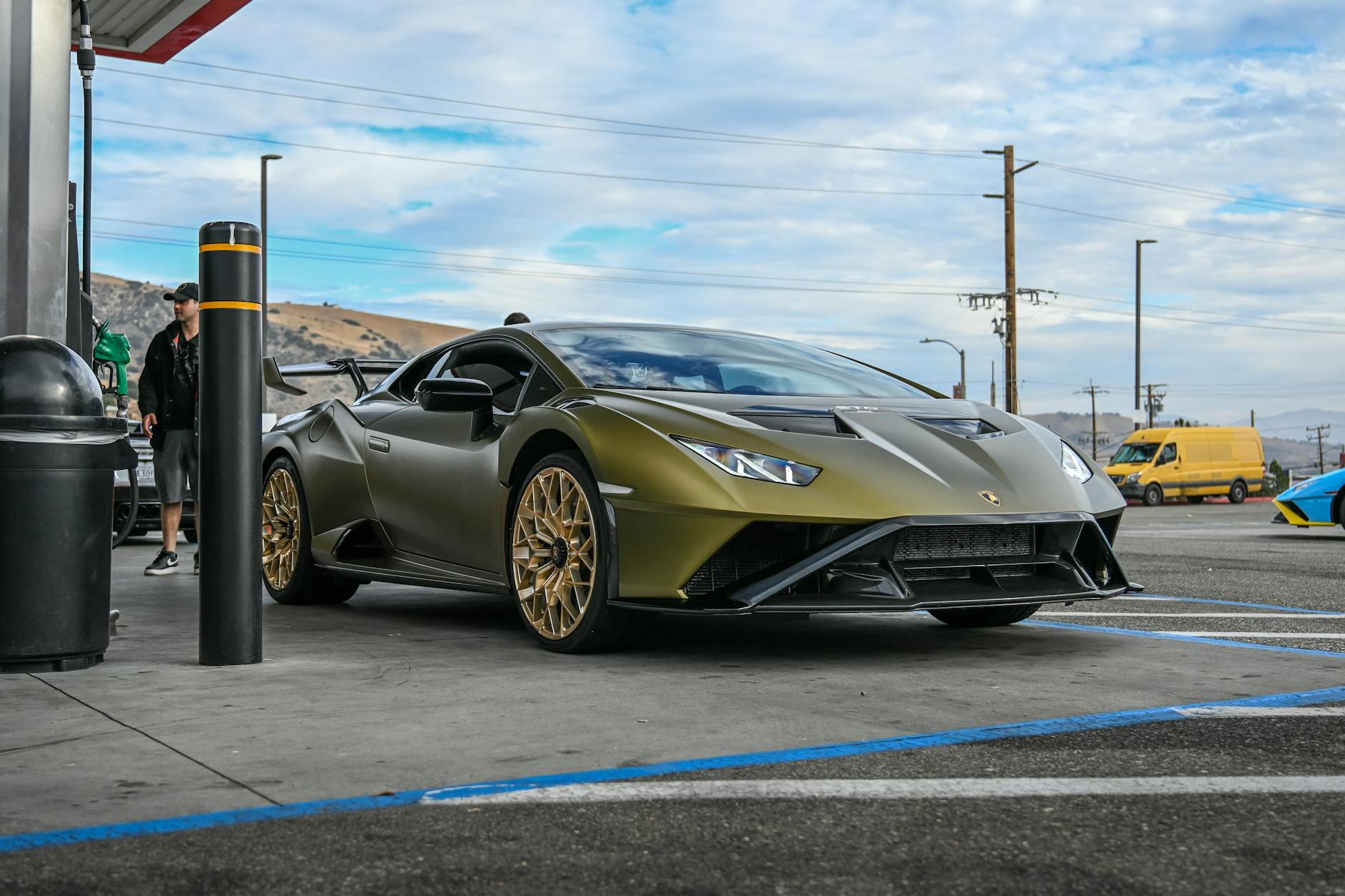 Zielone sportowe Maserati na stacji paliw w słoneczny dzień