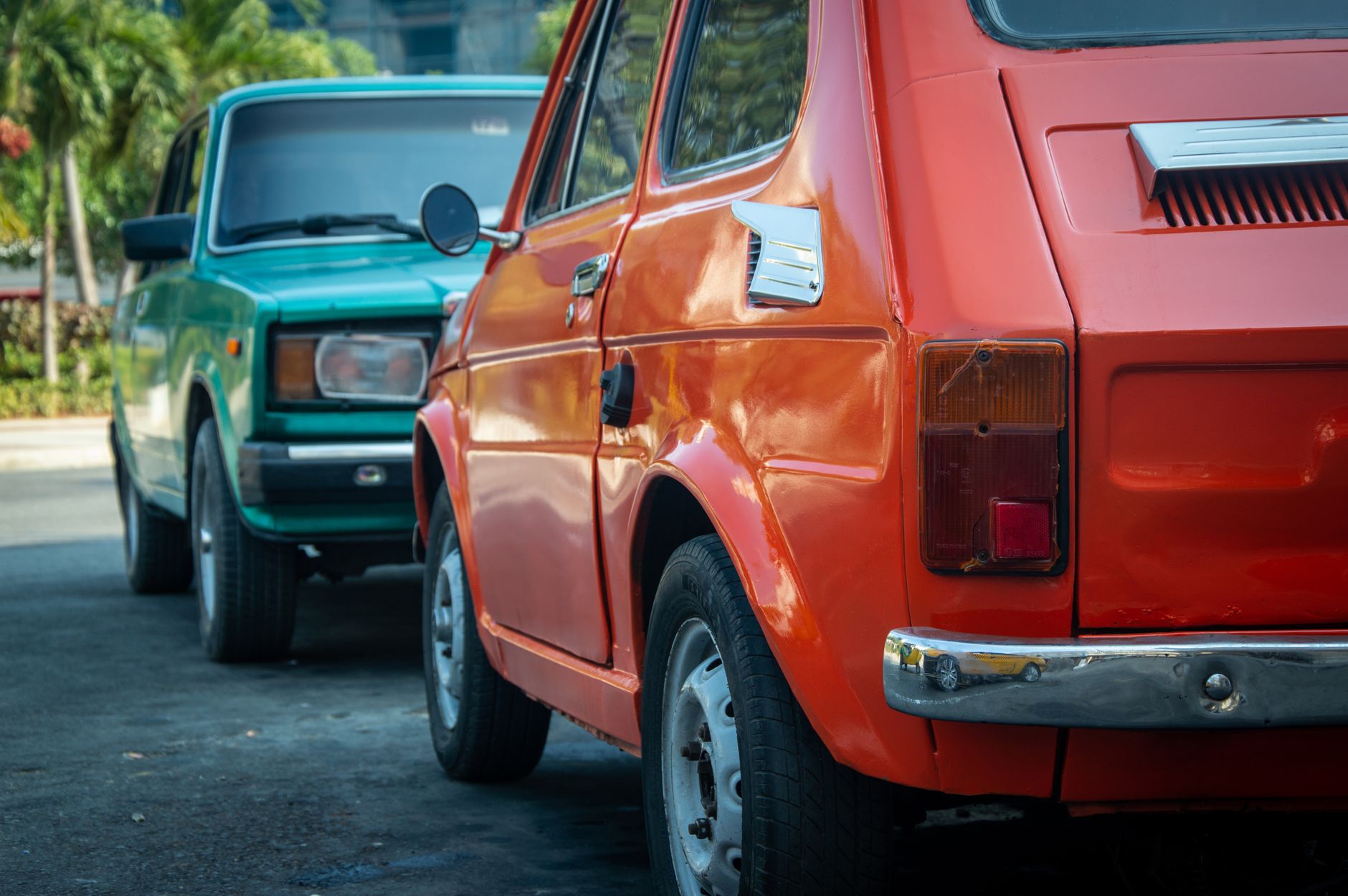 Fiat 126p i Łada w jaskrawych kolorach przed przewodnikiem o autach PRL Fiat 126p i Łada w jaskrawych kolorach przed przewodnikiem o autach PRL