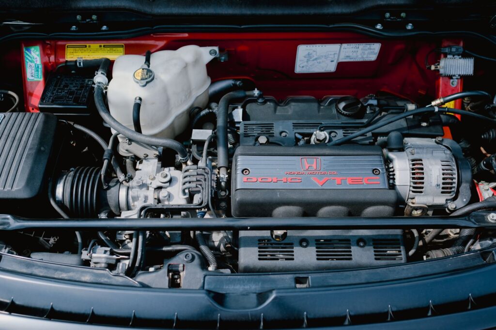 Zbliżenie na silnik Honda DOHC VTEC w komorze silnikowej